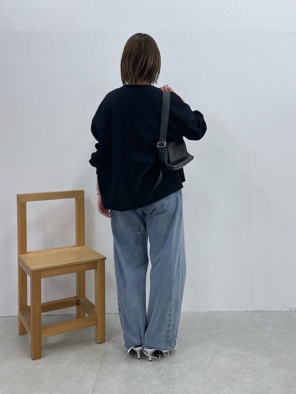 ブルー系のカーディガン/ボレロ、ブルー系のデニムパンツ、ホワイト系のTシャツ/カットソーを着用したレディースの春コーディネートの3枚目の写真