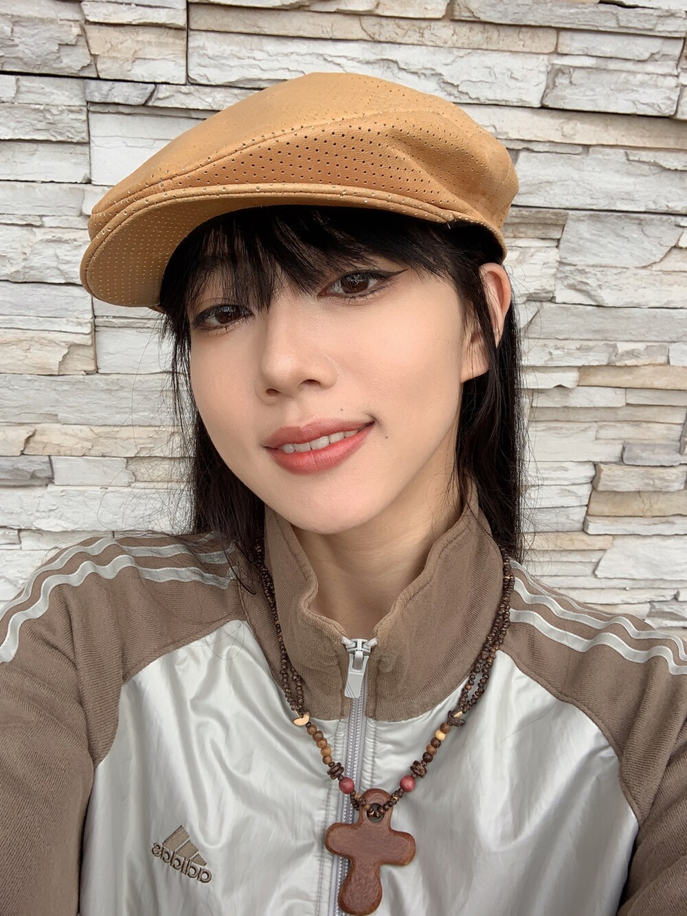 ブラウン系のジャージ、ブルー系のパンツ、ベージュ系のシューズを着用したレディースの秋コーディネートの2枚目の写真