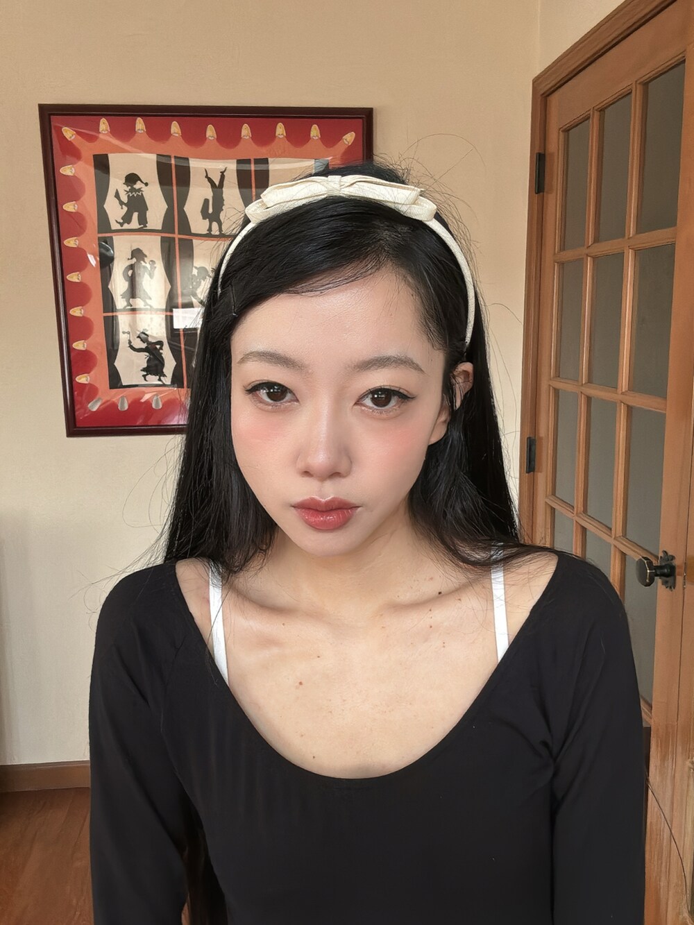 ブラック系のパンツ、ブラック系のシューズ、ホワイト系のハイライト/シェーディングを着用したレディースの冬コーディネートの2枚目の写真