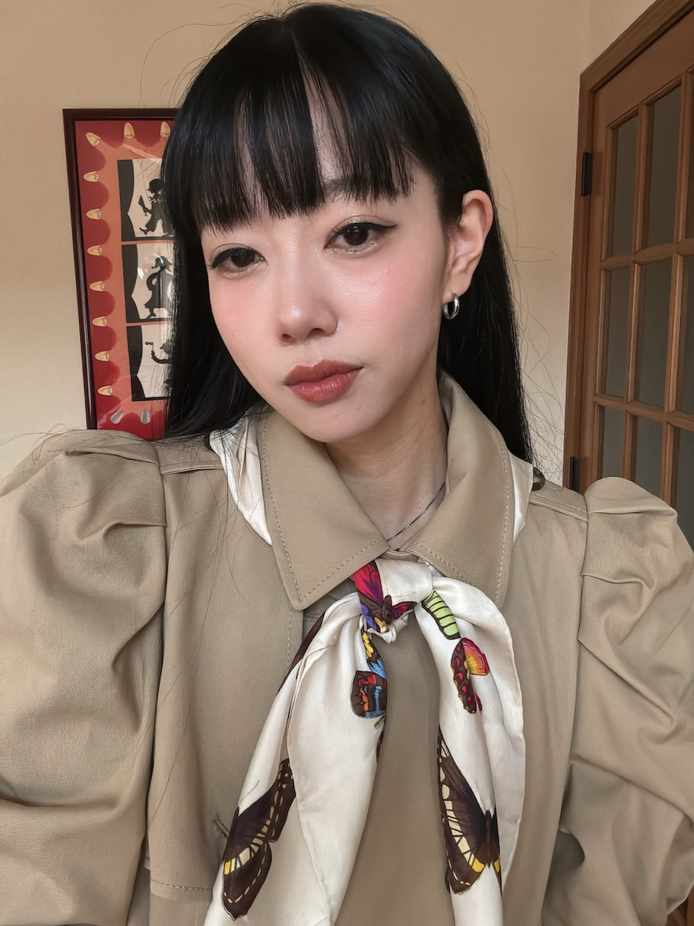 「春服コーデ、着回しコーデ、シンプルコーデ、トレンチコート、スカーフ、お洒落さんとつながりたい、春服みてみて、春アウター、オフィススタイル、今日のコスメと服」｜「VALENTINOのアイテム（トレンチコート、ベージュ系）」を使った、さらゆにこーんさん（骨格ナチュラル・レディース・162cm）の冬コーディネートの2枚目の写真