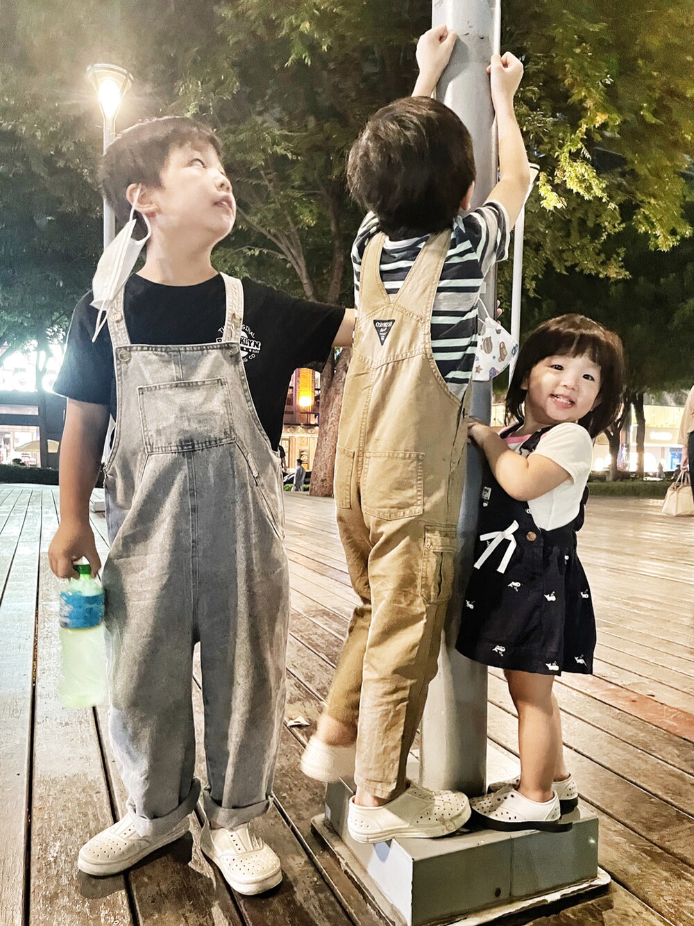 ブラウン系のサロペット/オーバーオールを着用したキッズの秋コーディネートの3枚目の写真