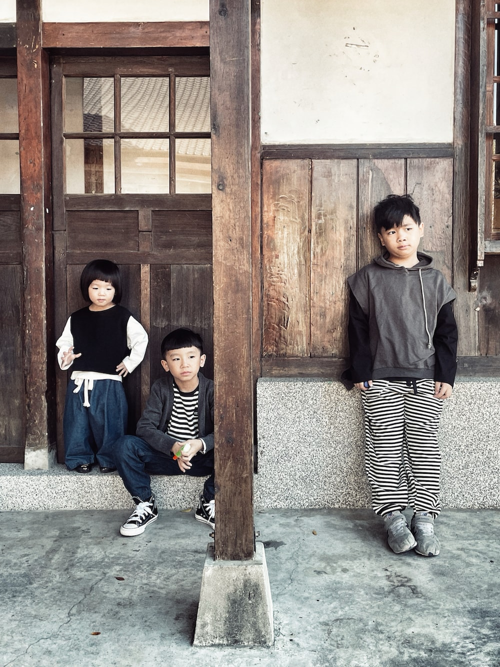 ホワイト系のトップスを着用したキッズの冬コーディネートの2枚目の写真