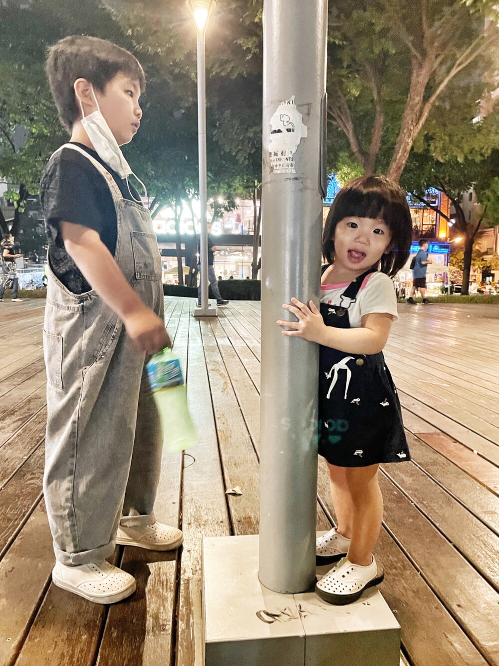 ブラウン系のサロペット/オーバーオールを着用したキッズの秋コーディネートの5枚目の写真