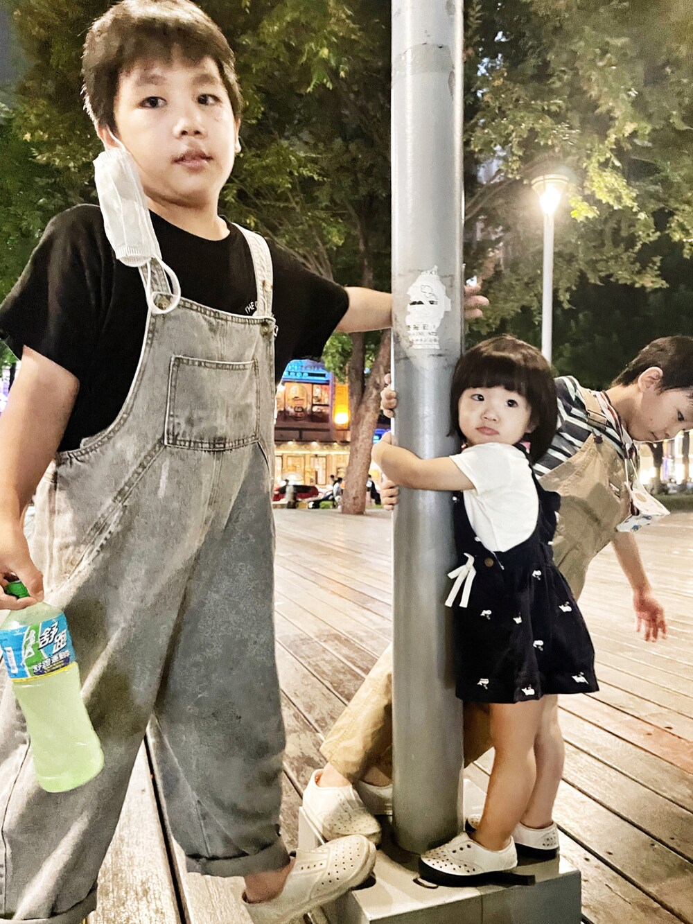 ブラウン系のサロペット/オーバーオールを着用したキッズの秋コーディネートの2枚目の写真