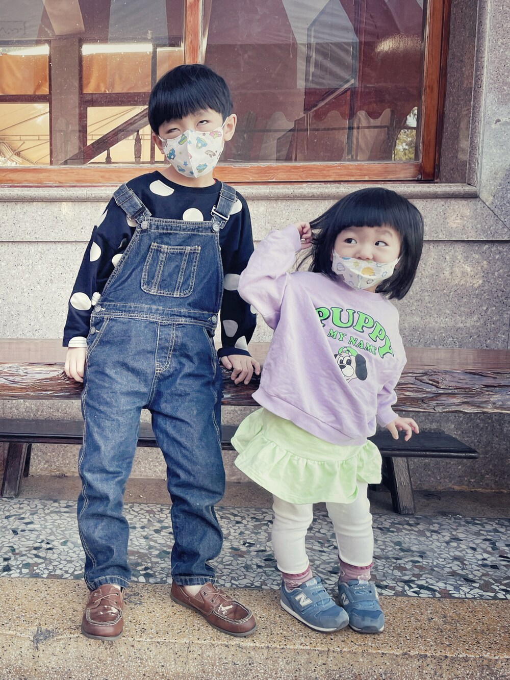 ブルー系のシューズ、ブルー系のオールインワン・サロペットを着用したキッズの冬コーディネートの2枚目の写真