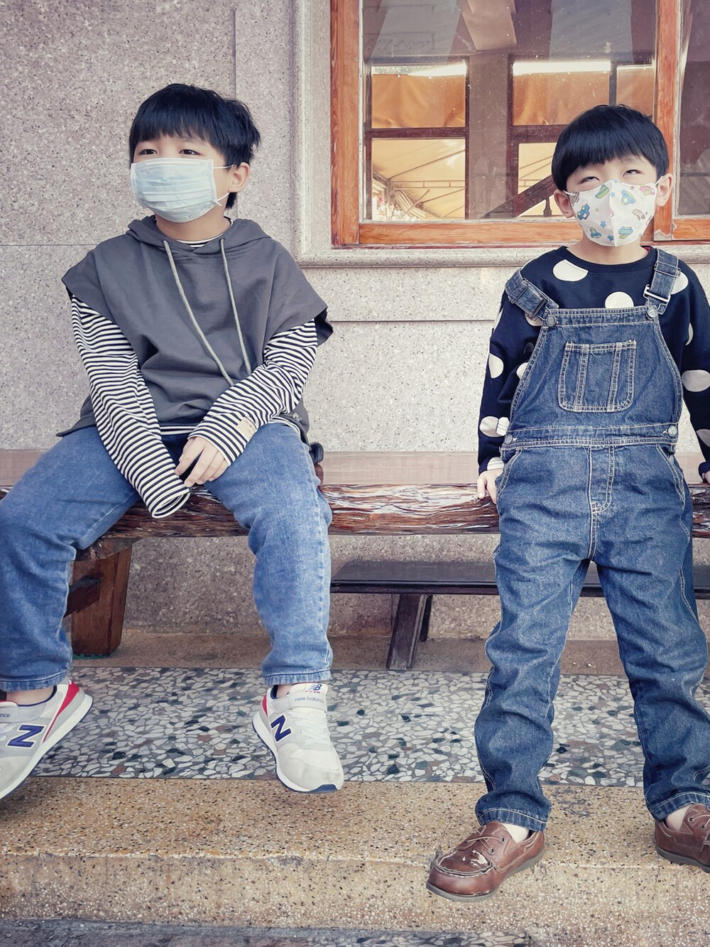 ブルー系のシューズ、ブルー系のオールインワン・サロペットを着用したキッズの冬コーディネートの3枚目の写真