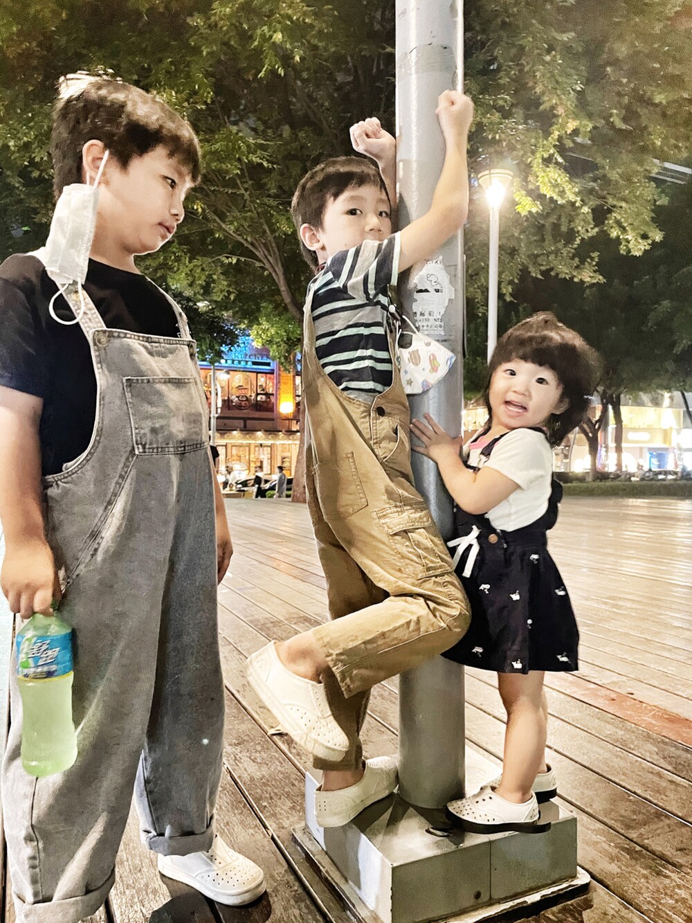 ブラウン系のサロペット/オーバーオールを着用したキッズの秋コーディネートの4枚目の写真