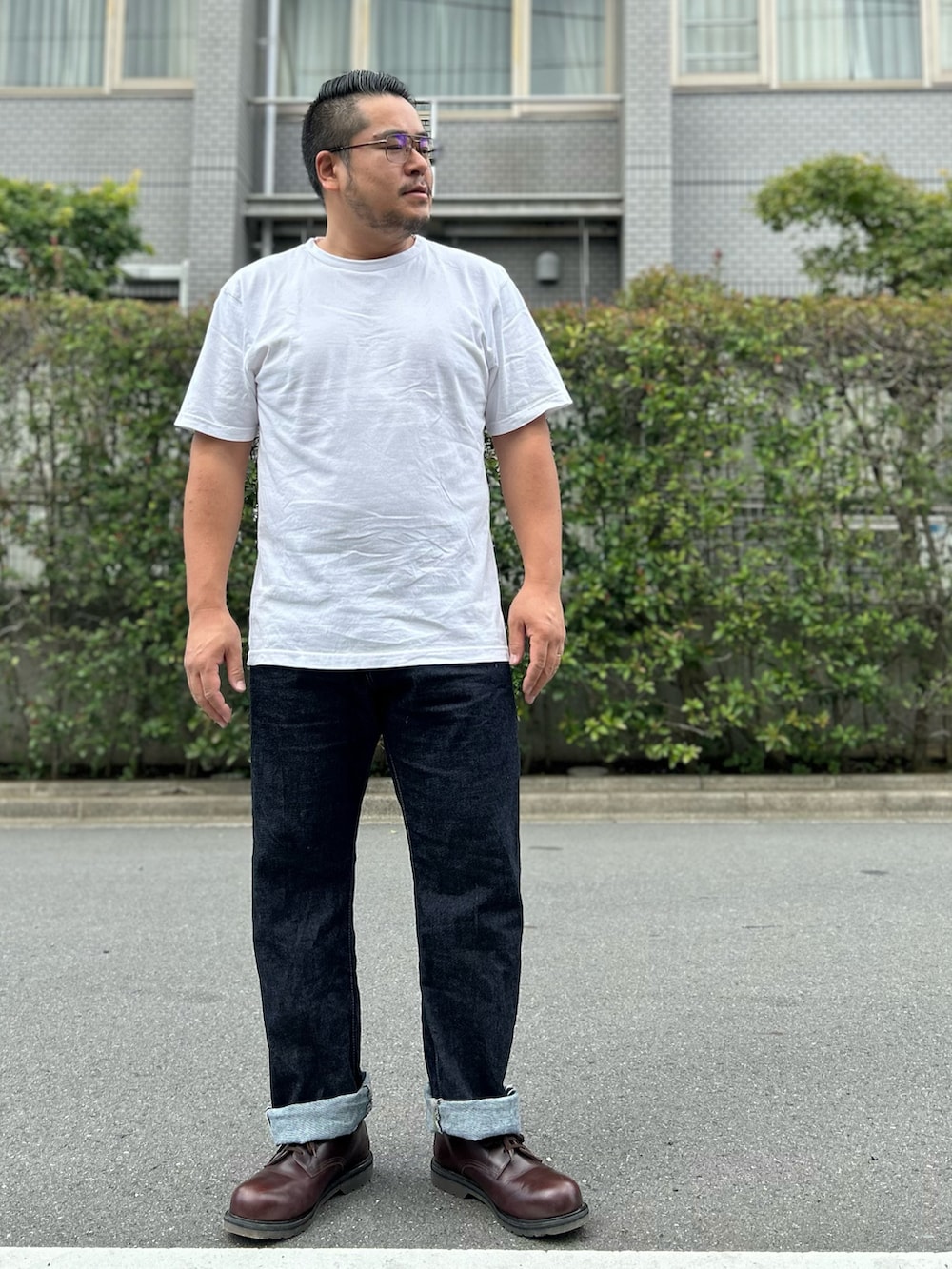 「デニム、デニムパンツ、ジーンズ、ジーパン、マレーシア、RAWDENIMHOUSE、Tシャツ、白Tシャツ、白Tシャツ×デニム、白Tジーパン、革靴、レザーシューズ、アメカジ、シンプルコーデ、メンズコーデ」|「DenimeのDENIME TEE 無地T(Tシャツ/カットソー、ホワイト系)」を使った、gunken5さん(メンズ・171cm)の秋コーディネートの2枚目の写真