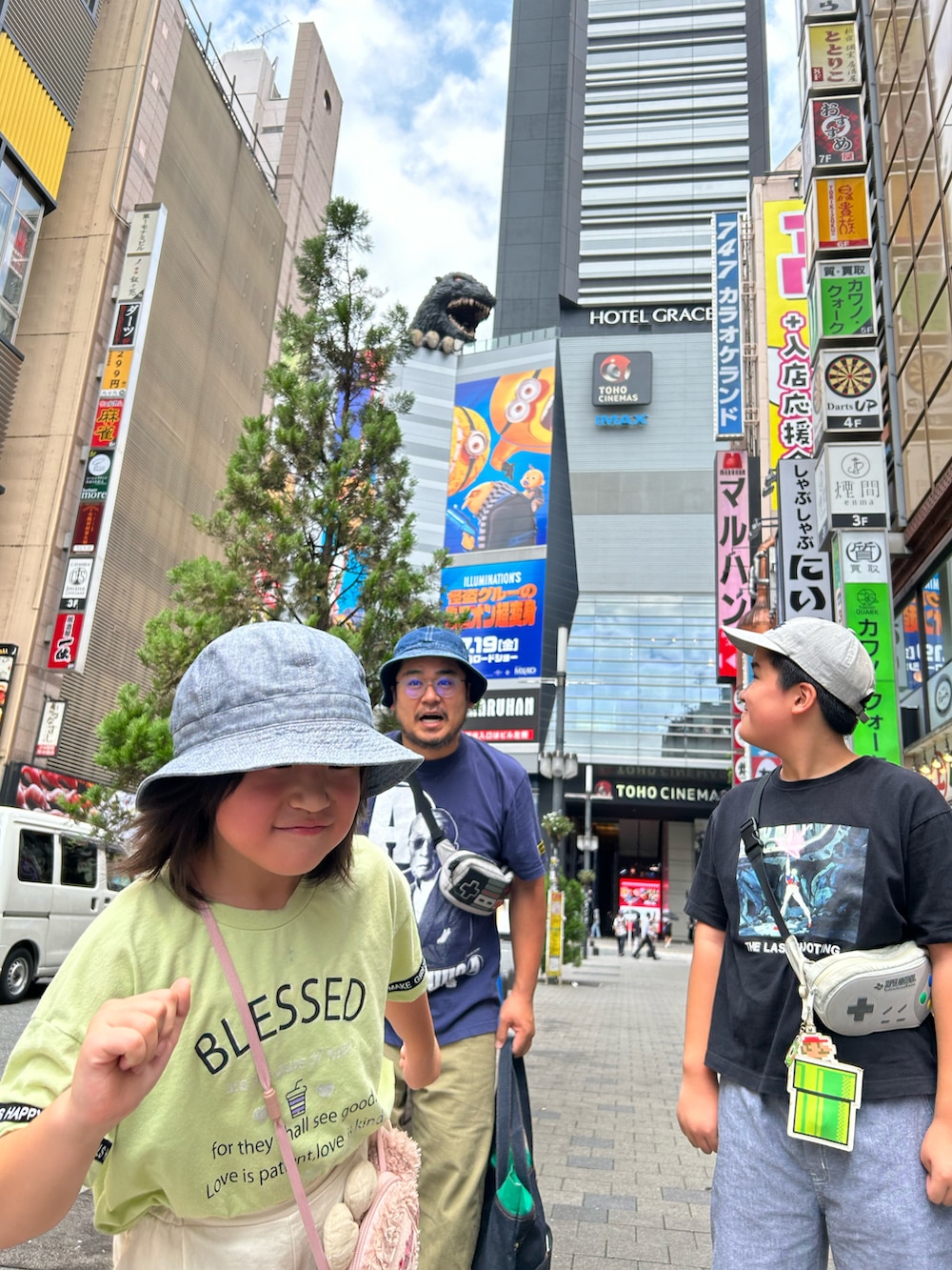 ブルー系のTシャツ/カットソー、ベージュ系のシューズ、ピンク系のスニーカーを着用したメンズの夏コーディネートの2枚目の写真