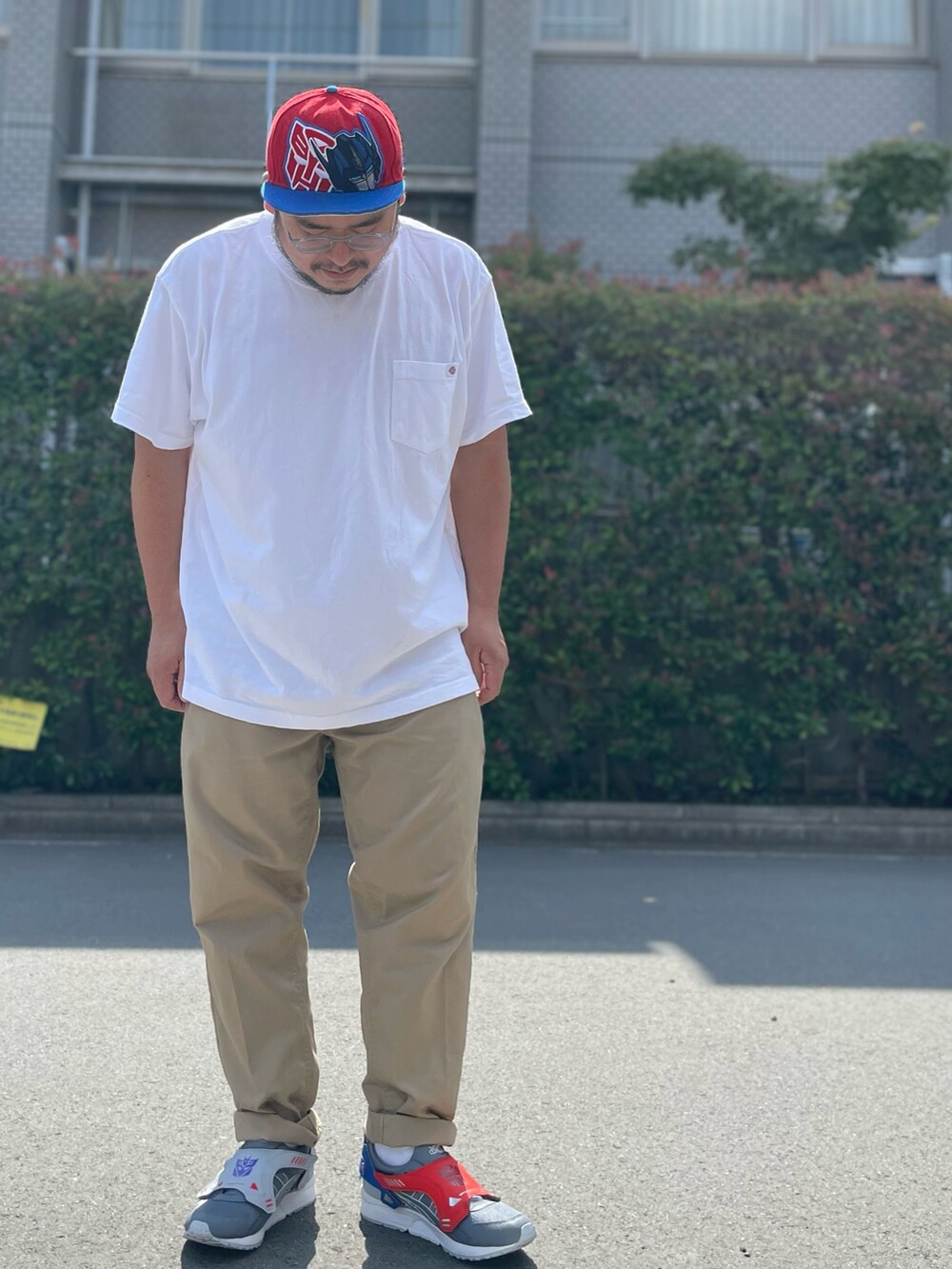 ホワイト系のTシャツ/カットソー、ベージュ系のその他パンツ、グレー系のスニーカーを着用したメンズの秋コーディネートの2枚目の写真