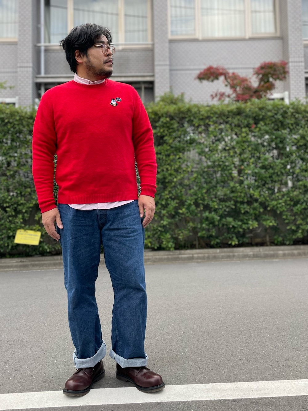 ブラウン系のシューズ、ブルー系のデニムパンツ、レッド系のニット/セーターを着用したメンズの冬コーディネートの2枚目の写真