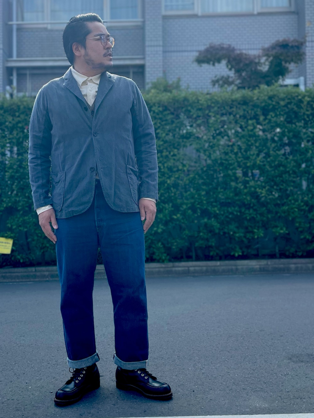 ホワイト系のシャツ/ブラウス、グレー系のテーラードジャケット、グリーン系のベストを着用したメンズの秋コーディネートの2枚目の写真