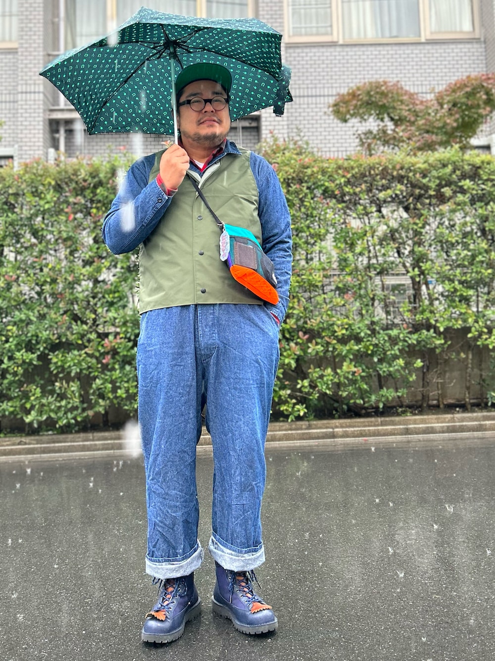 グリーン系のベスト、レッド系のシャツ/ブラウス、ブルー系のつなぎ/オールインワンを着用したメンズの秋コーディネートの2枚目の写真