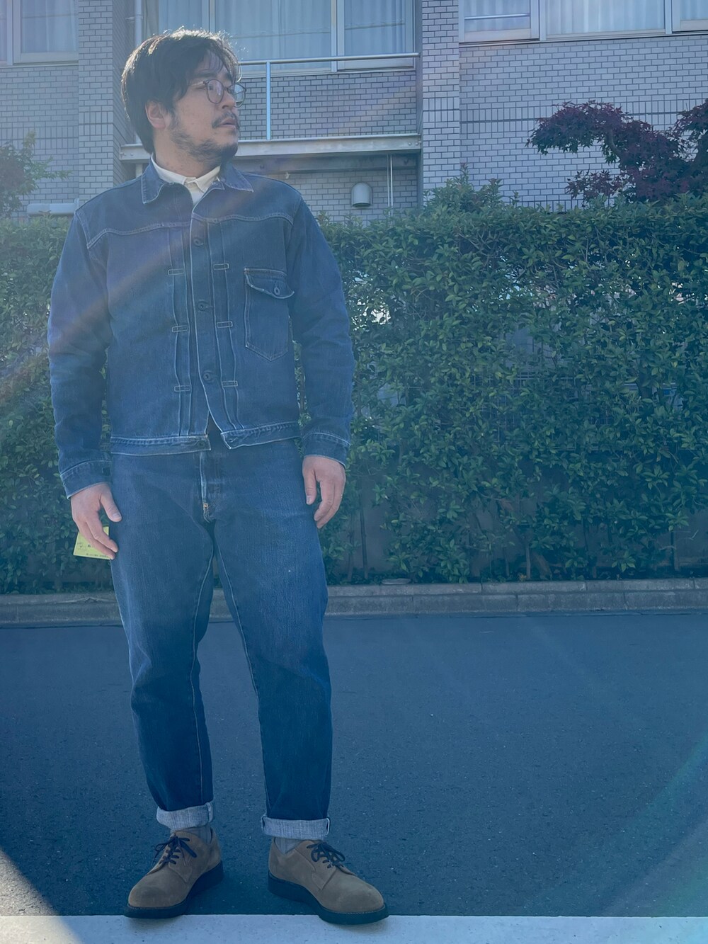 「秋冬コーデ、秋コーデ、秋のコーデ、秋服、デニム、デニムパンツ、デニムジャケット、デニムオンデニム、セットアップ、シャツ、シャツスタイル、ポストマンシューズ、スエード、アメカジ、ジーパン」｜「Pherrow'sのアイテム（シャツ/ブラウス、ホワイト系）」を使った、gunken5さん（メンズ・171cm）の冬コーディネートの2枚目の写真