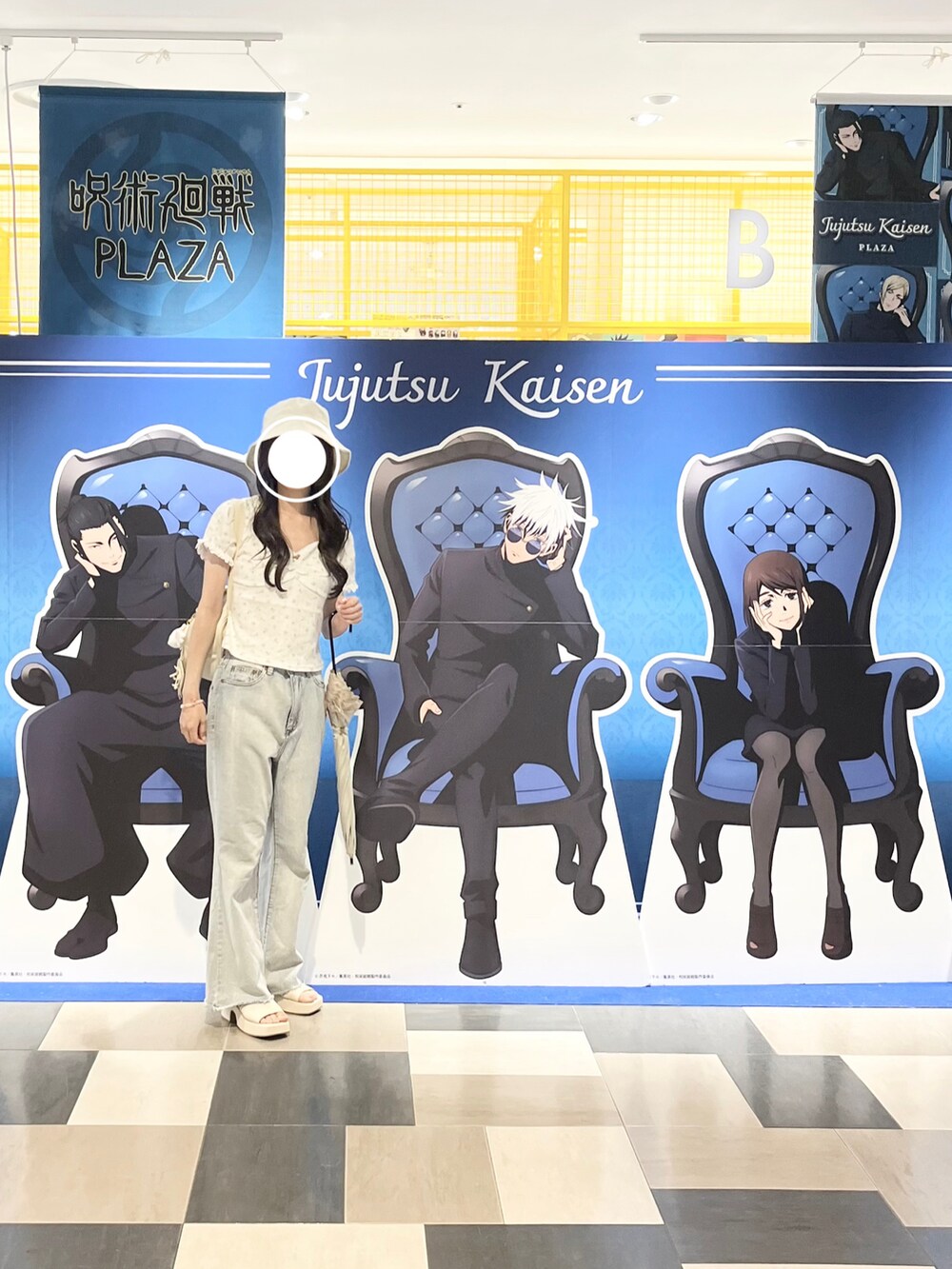 ホワイト系のトップス、ブルー系のデニムパンツ、ホワイト系のサンダルを着用したレディースの秋コーディネートの2枚目の写真