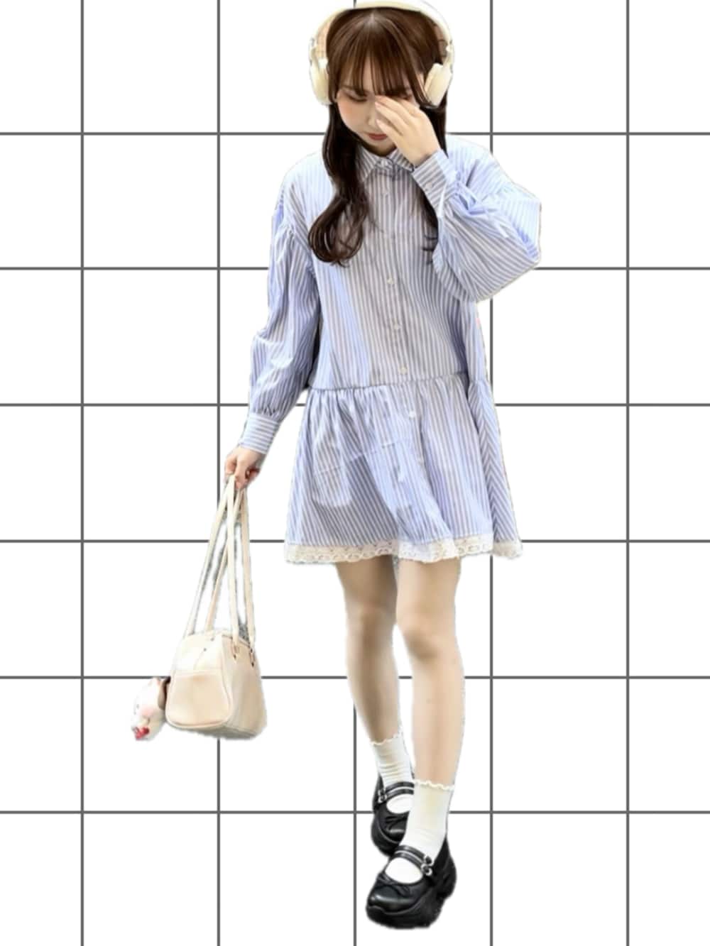 ブルー系のワンピース、ブラック系のスニーカー、ホワイト系のボストンバッグを着用したレディースの夏コーディネートの2枚目の写真