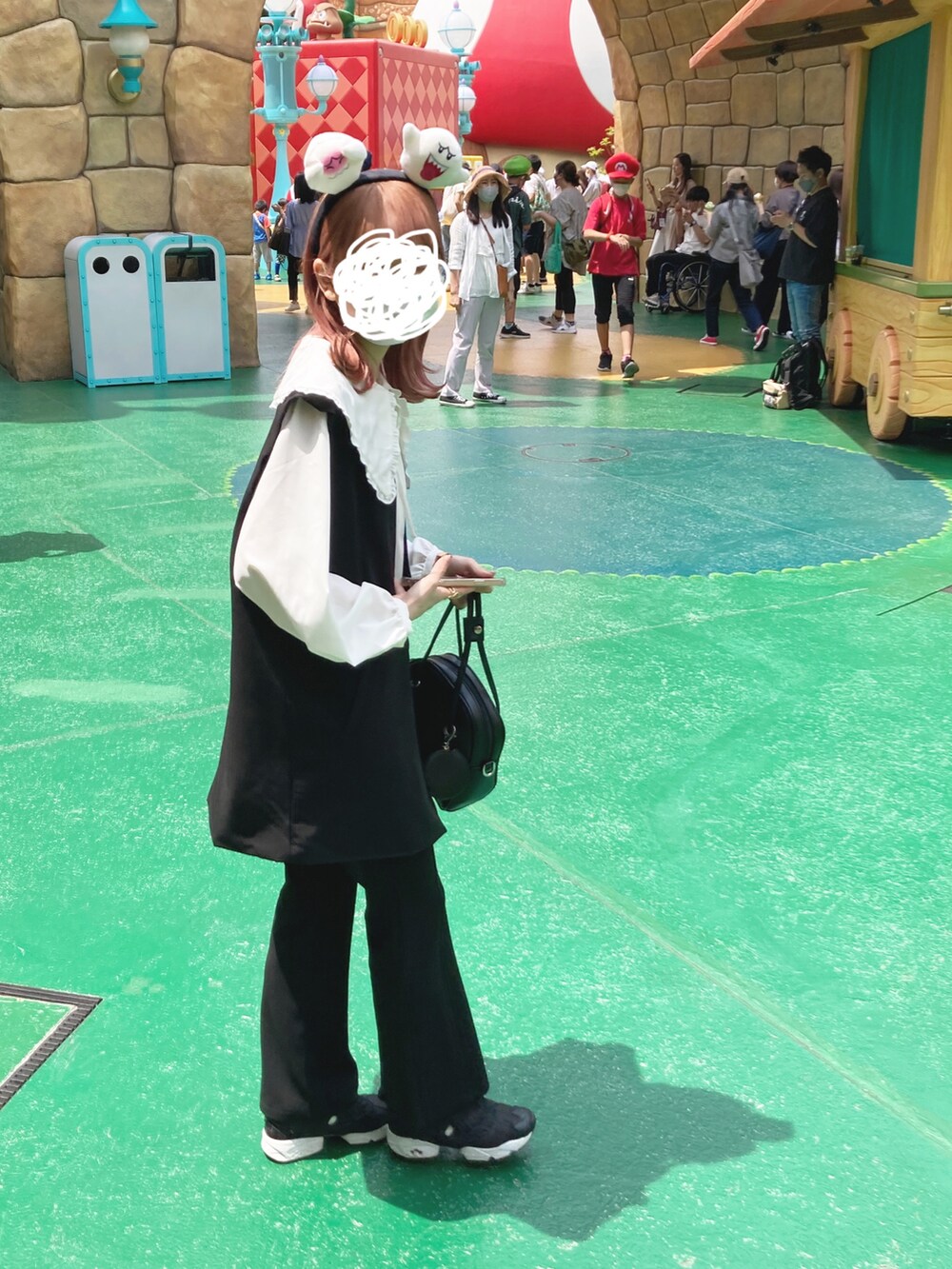 ホワイト系のシャツ/ブラウス、ブラック系のスラックス、ブラック系のスニーカーを着用したレディースの春コーディネートの2枚目の写真