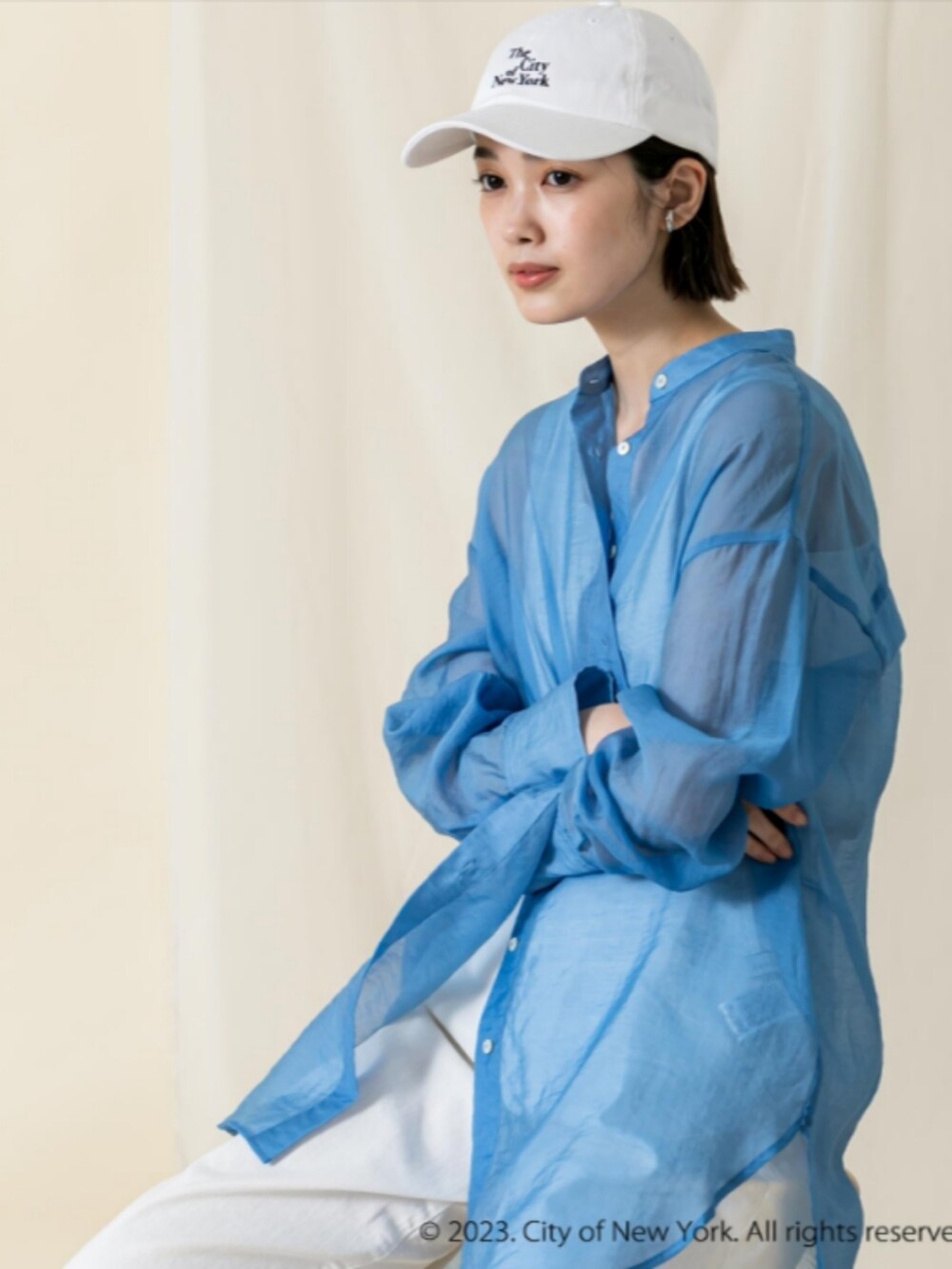 ブルー系のシャツ/ブラウス、ホワイト系のタンクトップ、ホワイト系のキャップを着用したレディースの秋コーディネートの4枚目の写真