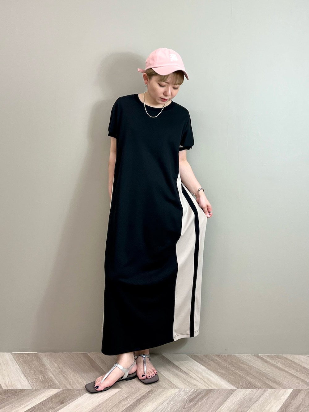 ブルー系のシャツ/ブラウス、ブラック系のワンピース、シルバー系のネックレスを着用したレディースの夏コーディネートの4枚目の写真