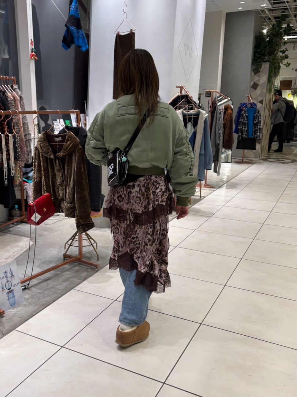 「UGG、スリッポン、コムデギャルソンガール、Acne Studios、SLY」｜「Acne Studiosのアイテム（MA-1、グリーン系）」を使った、Rさん（レディース・157cm）の冬コーディネートの3枚目の写真