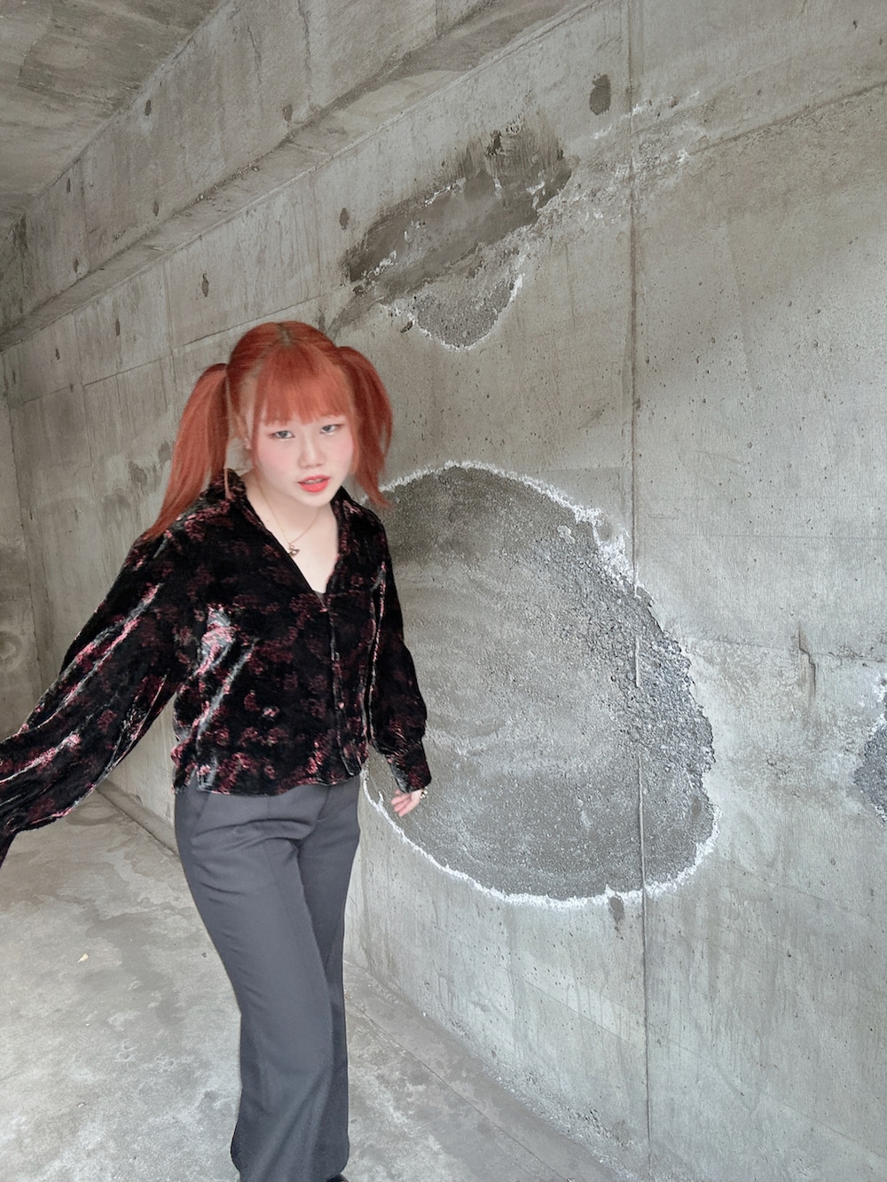 「Acne Studios、ZARA」｜「Acne Studiosのアイテム（スラックス、ブラック系）」を使った、Rさん（レディース・157cm）の春コーディネートの2枚目の写真