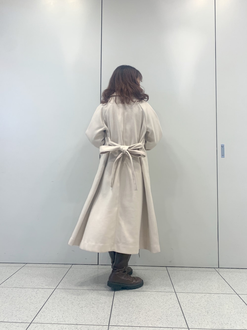 「休日コーデ、冬コーデ、あったかコーデ、シンプル、ootd、ボリューム袖、プチプラコーデ、クリスマス、オトナ女子、淡色コーデ、ロングアウター、ステンカラーコート、コート、one after another NICE CLAUP、ゆるコーデ」|「one after another NICE CLAUPの大人可愛いステンカラーオーバーロングコート(ステンカラーコート、ホワイト系)」を使った、EGAさん(レディース・159cm)の冬コーディネートの2枚目の写真
