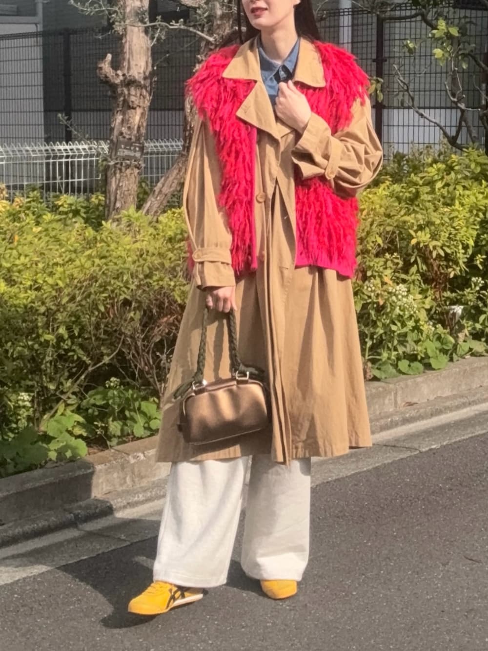 「春コーデ、春めき満開コーデ、レイヤードスタイル、トレンチコート、今日のコーデ、スニーカー、Onitsuka Tiger、スウェット、デニムシャツ、いいね、save、フォローお願いします🤑、高身長女子、高身長コーデ」｜「Onitsuka TigerのMEXICO 66 / メキシコ 66（スニーカー、イエロー系）」を使った、Mireyさん（レディース・173cm）の春コーディネートの2枚目の写真