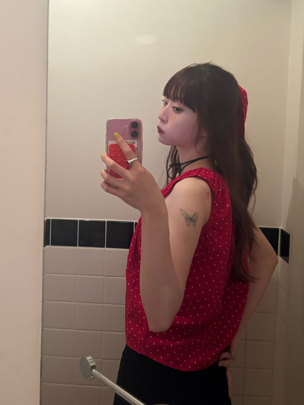 レッド系のシャツ/ブラウス、ブラック系のその他パンツ、ブラック系のスリッポンを着用したレディースの夏コーディネートの2枚目の写真