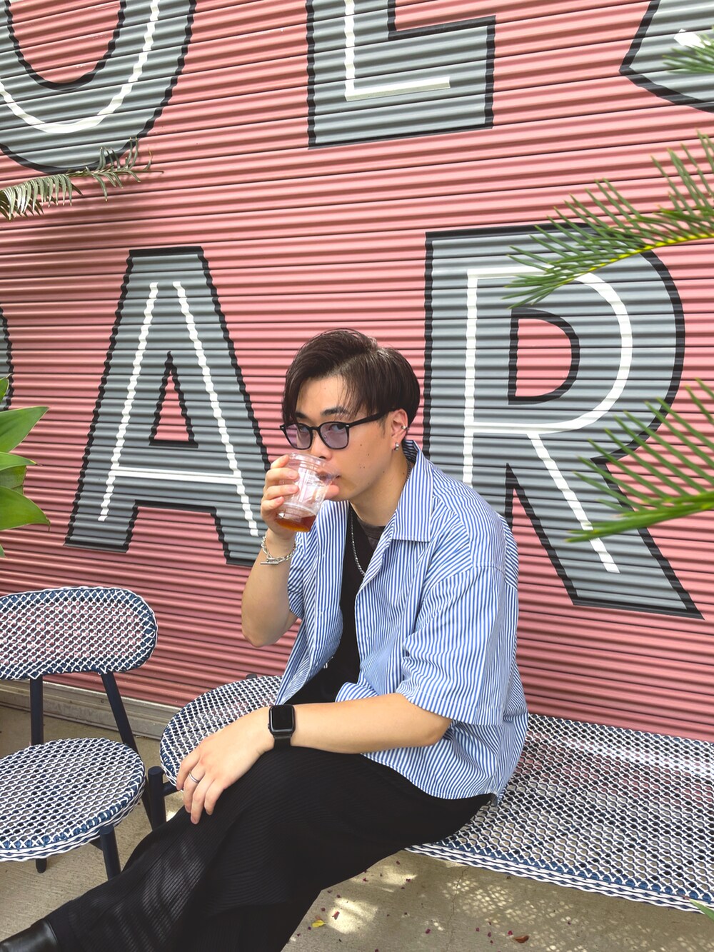 ブラック系のその他パンツ、ブラック系のドレスシューズ、その他のシャツ/ブラウスを着用したメンズの秋コーディネートの2枚目の写真