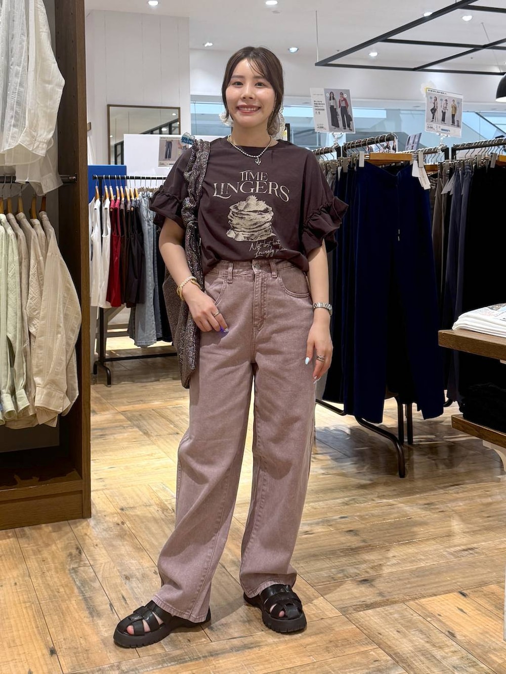 「低身長、体型カバー、カジュアル、低身長_GLOBALWORK、145～150cm_GLOBALWORK、GLOBAL WORK、Tシャツ、GOOD DENIM_GLOBAL WORK、デニムパンツ、ウエストゴム、ゆったり」｜「GLOBAL WORKのラメシャーリング3WAYショルダー/120753（ショルダーバッグ、パープル系）」を使った、shizuruさん（レディース・149cm）の夏コーディネートの4枚目の写真
