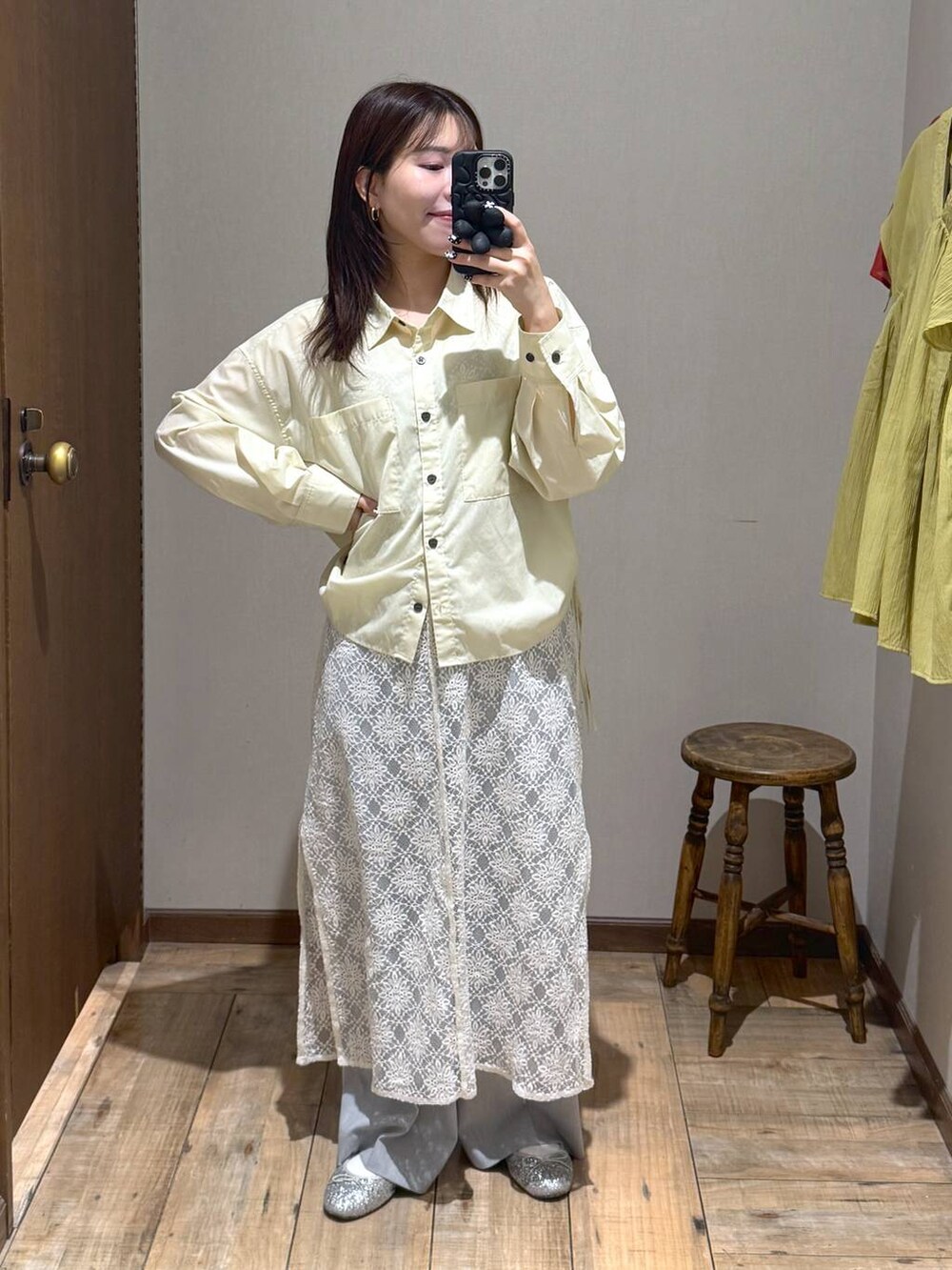 「低身長、体型カバー、カジュアル、低身長_GLOBALWORK、145～150cm_GLOBALWORK、GLOBAL WORK、シャツ、ウツクシルエット_GLOBAL WORK、ワイドパンツ、ゆったり」｜「GLOBAL WORKのらくっション撥水バレエ/135873（バレエシューズ、シルバー系）」を使った、shizuruさん（レディース・149cm）の春コーディネートの3枚目の写真
