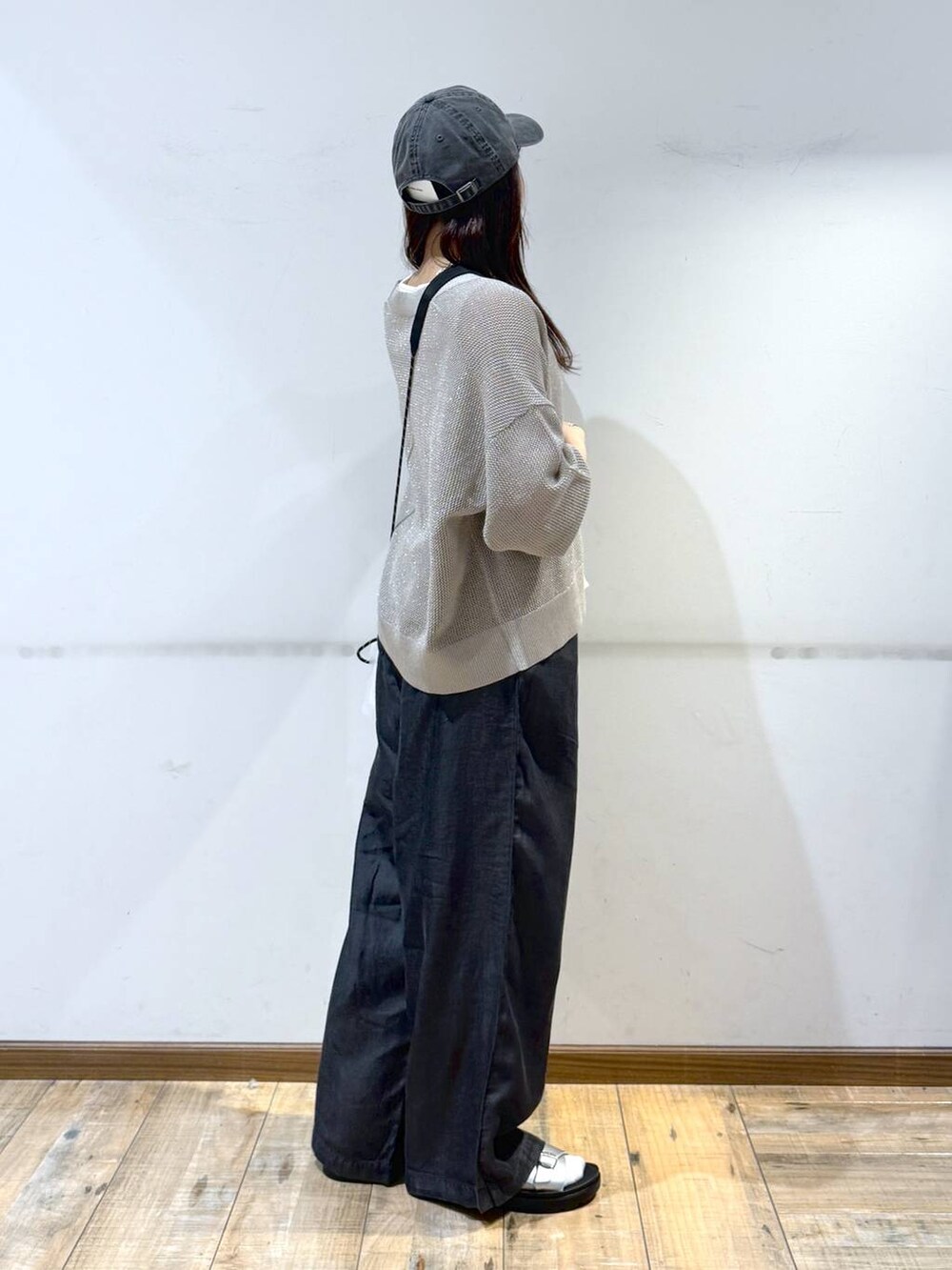 「低身長、体型カバー、カジュアル、低身長_GLOBALWORK、145～150cm_GLOBALWORK、GLOBAL WORK、カーディガン、タンクトップ、ワイドパンツ、ウエストゴム、ゆったり、サンダル、ベーシック/シンプル、きれいめカジュアル」｜「GLOBAL WORKの洗えるドライメッシュカーディガン/288080（カーディガン/ボレロ、ブラウン系）」を使った、shizuruさん（レディース・149cm）の春コーディネートの2枚目の写真