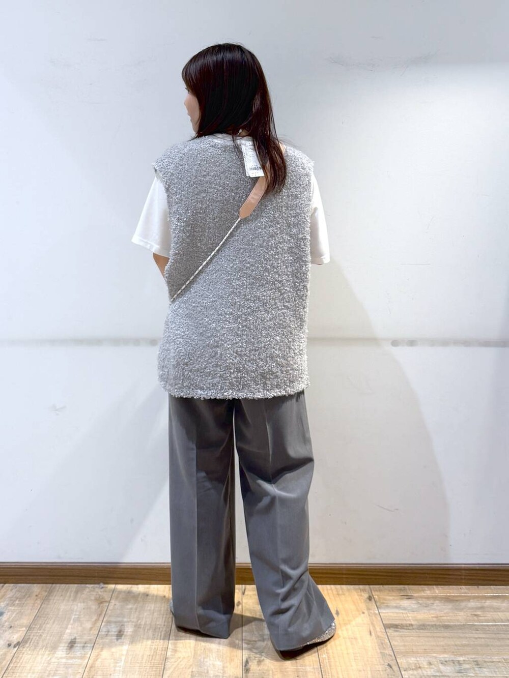 「低身長、体型カバー、カジュアル、低身長_GLOBALWORK、145～150cm_GLOBALWORK、GLOBAL WORK、ベスト、ウツクシルエットでいこう、ワイドパンツ、ウツクシルエット_GLOBAL WORK、きれいめ、ベーシック/シンプル、きれいめカジュアル」｜「GLOBAL WORKのらくっション撥水バレエ/135873（バレエシューズ、シルバー系）」を使った、shizuruさん（レディース・149cm）の春コーディネートの3枚目の写真