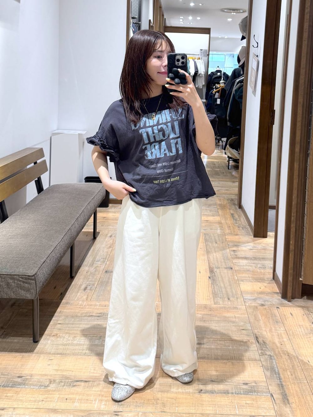 「低身長、体型カバー、カジュアル、低身長_GLOBALWORK、GLOBAL WORK、145～150cm_GLOBALWORK、Tシャツ、スウェットパンツ、ウエストゴム、ゆったり、ベーシック/シンプル」｜「GLOBAL WORKのらくっション撥水バレエ/135873（バレエシューズ、シルバー系）」を使った、shizuruさん（レディース・149cm）の春コーディネートの2枚目の写真