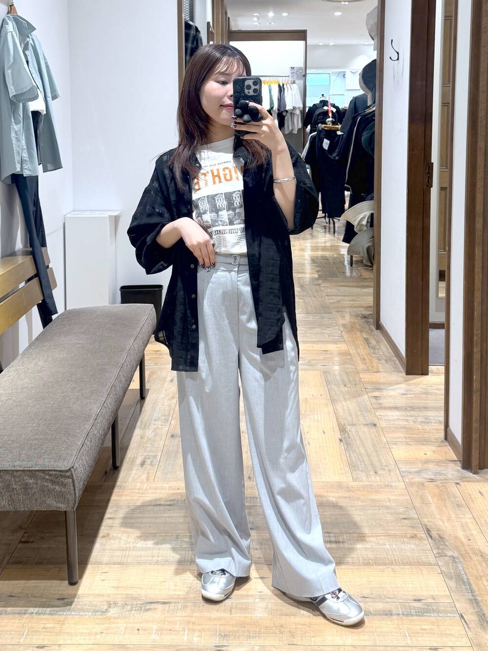 「低身長、体型カバー、カジュアル、低身長_GLOBALWORK、145～150cm_GLOBALWORK、GLOBAL WORK、シャツ、Tシャツ、ウツクシルエットパンツ_GLOBAL WORK、ワイドパンツ、ウエストゴム、ゆったり、きれいめカジュアル」｜「GLOBAL WORKのウツクシルエットプレミアムワイドパンツ/252422（その他パンツ、グレー系）」を使った、shizuruさん（レディース・149cm）の春コーディネートの2枚目の写真