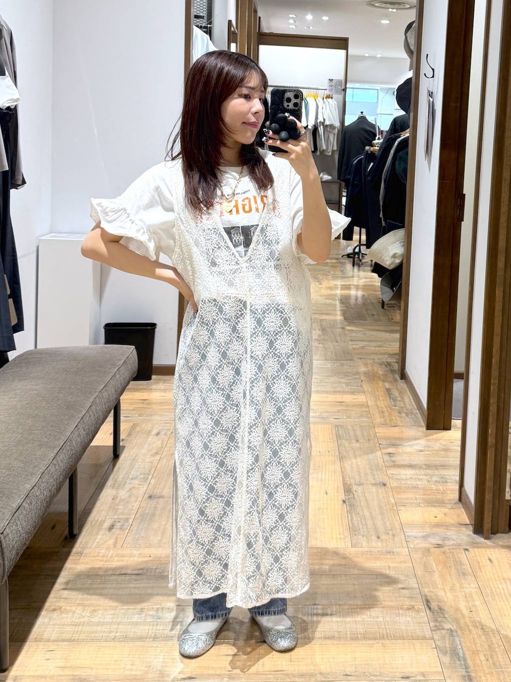 「低身長、体型カバー、カジュアル、低身長_GLOBALWORK、145～150cm_GLOBALWORK、GLOBAL WORK、Tシャツ、デニムパンツ、ウエストゴム」｜「GLOBAL WORKのGOODデニムストレートパンツ/209645（デニムパンツ、ブルー系）」を使った、shizuruさん（レディース・149cm）の春コーディネートの3枚目の写真