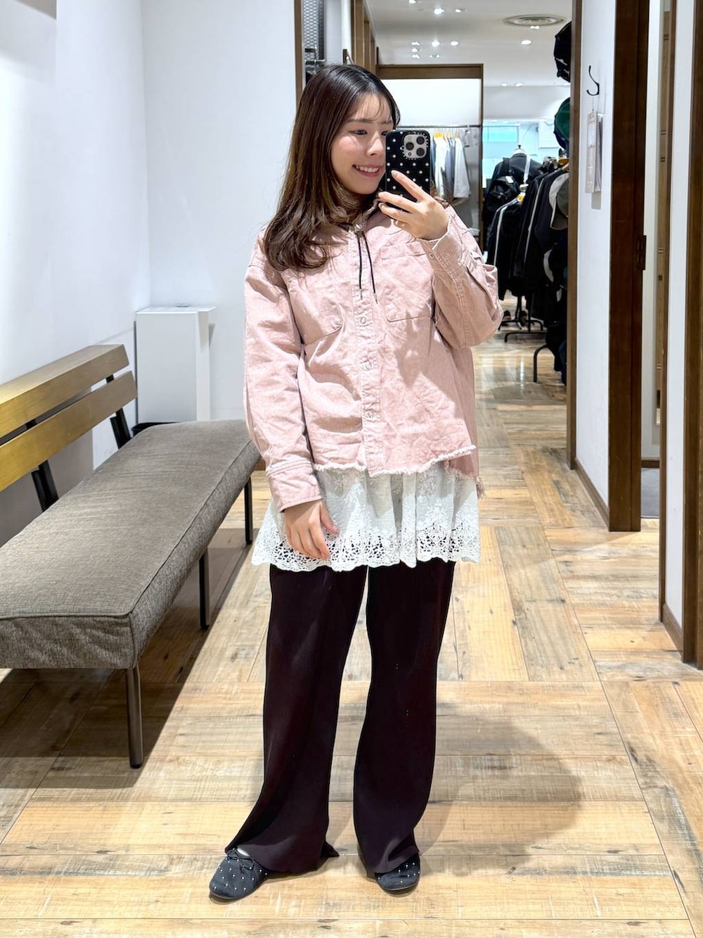ピンク系のシャツ/ブラウス、ブラウン系のその他パンツ、ホワイト系のその他トップスを着用したレディースの春コーディネートの2枚目の写真
