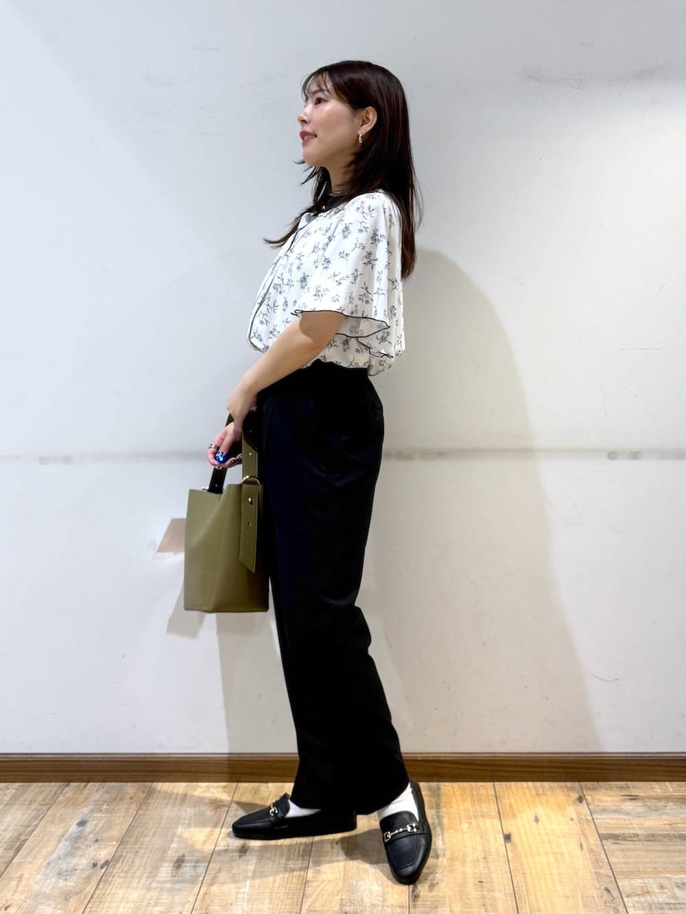 「145～150cm_GLOBALWORK、GLOBAL WORK、ブラウス、きれいめ、低身長、体型カバー、カジュアル、ベーシック/シンプル、夏コーデ、低身長_GLOBALWORK、シワ軽減、ウツクシルエットパンツ_GLOBAL WORK、テーパードパンツ、ウエストゴム」｜「GLOBAL WORKのサイズ拡大/らくっション撥水2WAYローファー/131468（ローファー、ブラック系）」を使った、shizuruさん（レディース・149cm）の春コーディネートの2枚目の写真