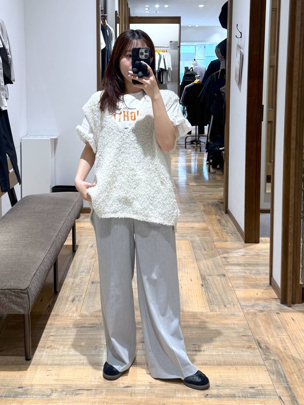 「低身長、体型カバー、カジュアル、低身長_GLOBALWORK、145～150cm_GLOBALWORK、GLOBAL WORK、ベスト、ウツクシルエットパンツ_GLOBAL WORK、ワイドパンツ、ウエストゴム、ゆったり、ベーシック/シンプル」｜「GLOBAL WORKのウツクシルエットプレミアムワイドパンツ/252422（その他パンツ、グレー系）」を使った、shizuruさん（レディース・149cm）の夏コーディネートの2枚目の写真