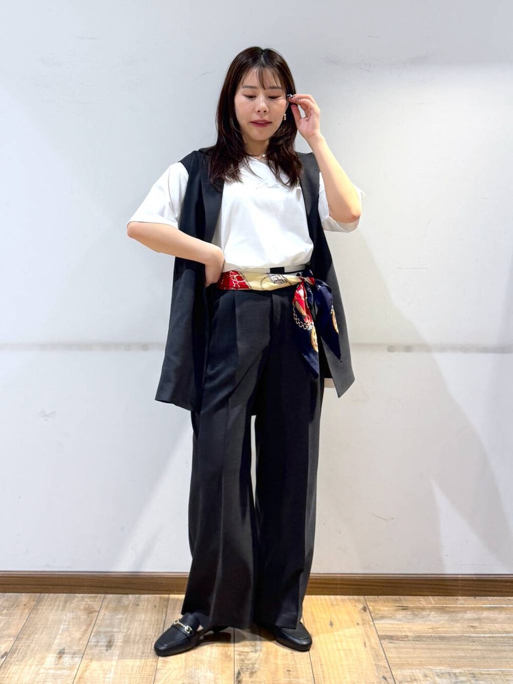 「低身長コーデ、低身長_GLOBALWORK、145～150cm_GLOBALWORK、GLOBAL WORK、ベスト、Tシャツ、ワイドパンツ、ウエストゴム、ゆったり、シワ軽減、ベーシック/シンプル、きれいめ、ローファー、低身長、体型カバー」｜「GLOBAL WORKのサイズ拡大/らくっション撥水2WAYローファー/131468（ローファー、ブラック系）」を使った、shizuruさん（レディース・149cm）の春コーディネートの4枚目の写真
