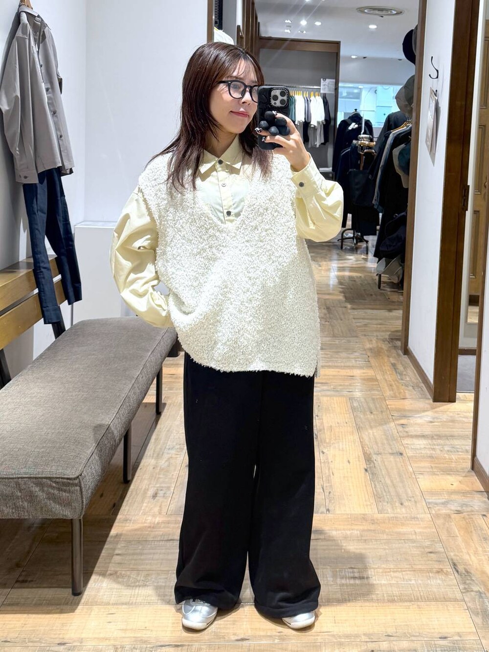 「低身長、体型カバー、カジュアル、低身長_GLOBALWORK、145～150cm_GLOBALWORK、GLOBAL WORK、ベスト、シャツ、シワ軽減、スウェットパンツ、ウエストゴム、ゆったり、伊達メガネ、スニーカー」｜「GLOBAL WORKのイージーケアドロストシャツ/147545（シャツ/ブラウス、イエロー系）」を使った、shizuruさん（レディース・149cm）の春コーディネートの4枚目の写真