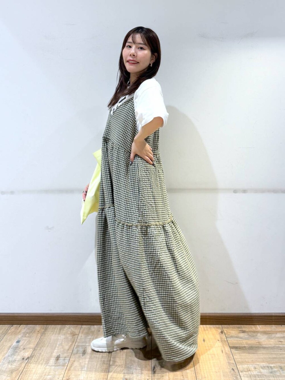 「低身長、体型カバー、カジュアル、低身長_GLOBALWORK、145～150cm_GLOBALWORK、GLOBAL WORK、Tシャツ、ワンピース、キャミワンピース、ゆったり、ベーシック/シンプル」｜「GLOBAL WORKのエアかるクッションコードスニーカー/290669（スニーカー、ホワイト系）」を使った、shizuruさん（レディース・149cm）の春コーディネートの2枚目の写真