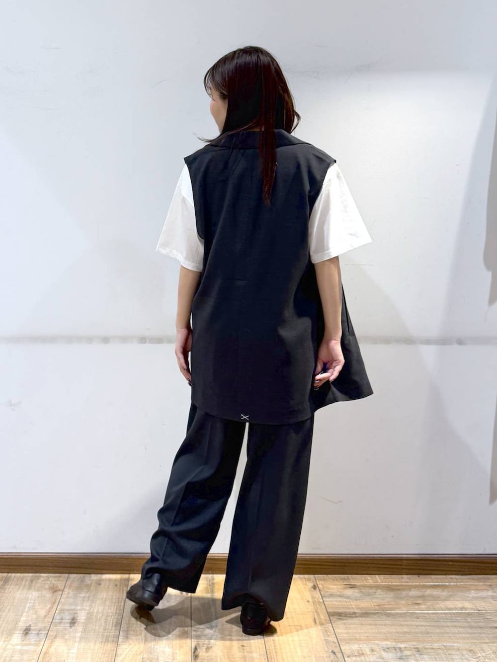 「低身長コーデ、低身長_GLOBALWORK、145～150cm_GLOBALWORK、GLOBAL WORK、ベスト、Tシャツ、ワイドパンツ、ウエストゴム、ゆったり、シワ軽減、ベーシック/シンプル、きれいめ、ローファー、低身長、体型カバー」｜「GLOBAL WORKのサイズ拡大/らくっション撥水2WAYローファー/131468（ローファー、ブラック系）」を使った、shizuruさん（レディース・149cm）の春コーディネートの3枚目の写真
