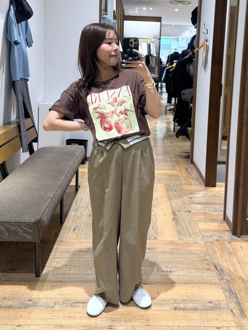 「低身長、体型カバー、カジュアル、低身長_GLOBALWORK、145～150cm_GLOBALWORK、GLOBAL WORK、Tシャツ、ウエストゴム、ワイドパンツ」｜「GLOBAL WORKのリッチクリーンプリントT半袖/147640（Tシャツ/カットソー、ブラウン系）」を使った、shizuruさん（レディース・149cm）の夏コーディネートの4枚目の写真