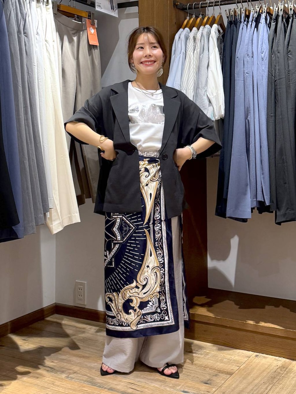 「低身長、体型カバー、カジュアル、低身長_GLOBALWORK、145~150cm_GLOBALWORK、GLOBAL WORK、Tシャツ、ジャケット、ワイドパンツ、ウエストゴム、ゆったり、ベーシック/シンプル、夏コーデ、スカーフ」|「GLOBAL WORKのリッチクリーンプリントT半袖/147640(Tシャツ/カットソー、ホワイト系)」を使った、shizuruさん(レディース・149cm)の夏コーディネートの4枚目の写真