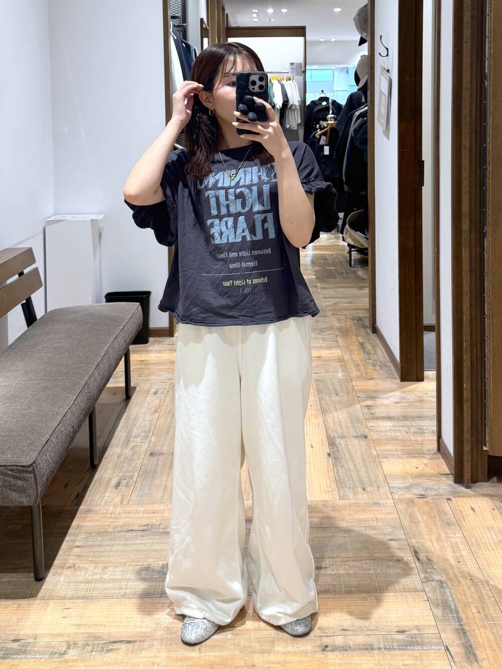 「低身長、体型カバー、カジュアル、低身長_GLOBALWORK、GLOBAL WORK、145～150cm_GLOBALWORK、Tシャツ、スウェットパンツ、ウエストゴム、ゆったり、ベーシック/シンプル」｜「GLOBAL WORKのらくっション撥水バレエ/135873（バレエシューズ、シルバー系）」を使った、shizuruさん（レディース・149cm）の春コーディネートの3枚目の写真