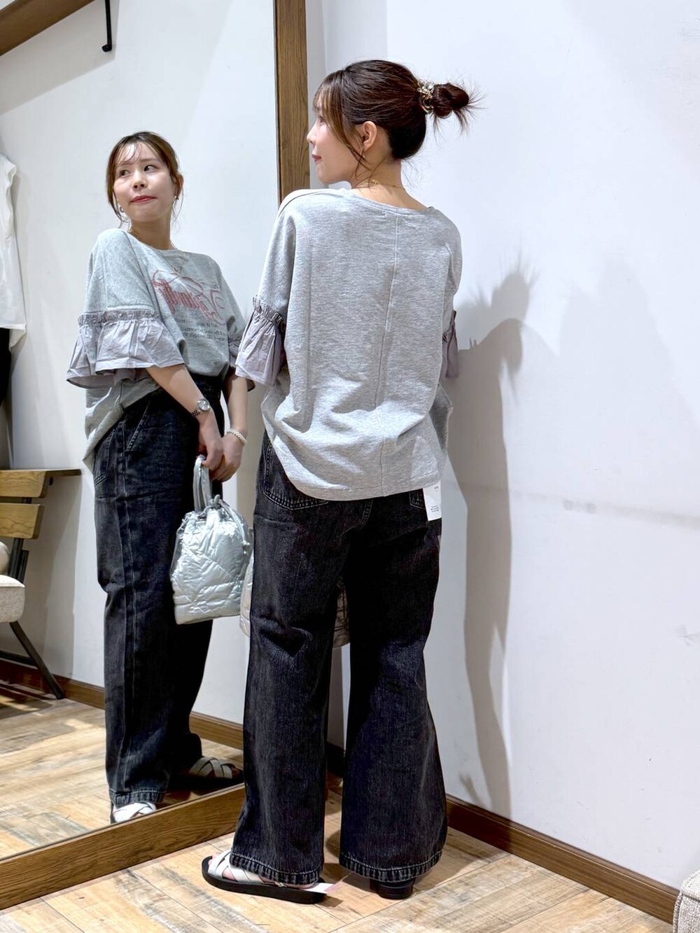 「低身長_GLOBALWORK、145～150cm_GLOBALWORK、GLOBAL WORK、デニムパンツ、ウエストゴム、ゆったり、ベーシック/シンプル、夏コーデ、秋コーデ、低身長、体型カバー、カジュアル」｜「GLOBAL WORKのらくっション2WAYラメサンダル/494066（サンダル、シルバー系）」を使った、shizuruさん（レディース・149cm）の夏コーディネートの3枚目の写真