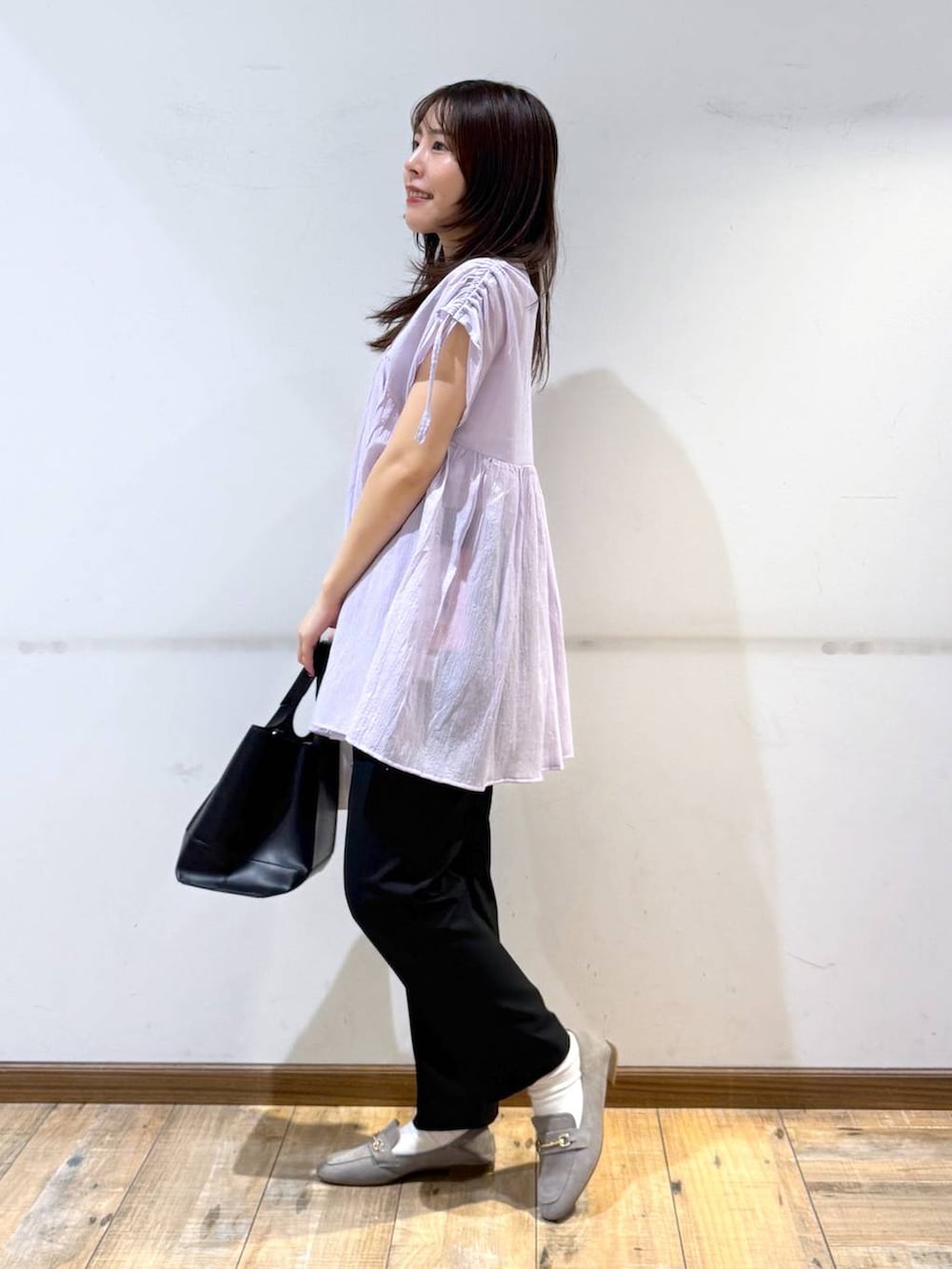 「低身長、体型カバー、カジュアル、低身長_GLOBALWORK、145～150cm_GLOBALWORK、GLOBAL WORK、ブラウス、ウツクシルエット_GLOBAL WORK、ウツクシルエットでいこう、テーパードパンツ、ウエストゴム、きれいめ、ベーシック/シンプル、きれいめカジュアル」｜「GLOBAL WORKのサイズ拡大/らくっション撥水2WAYローファー/131468（ローファー、ベージュ系）」を使った、shizuruさん（レディース・149cm）の春コーディネートの2枚目の写真