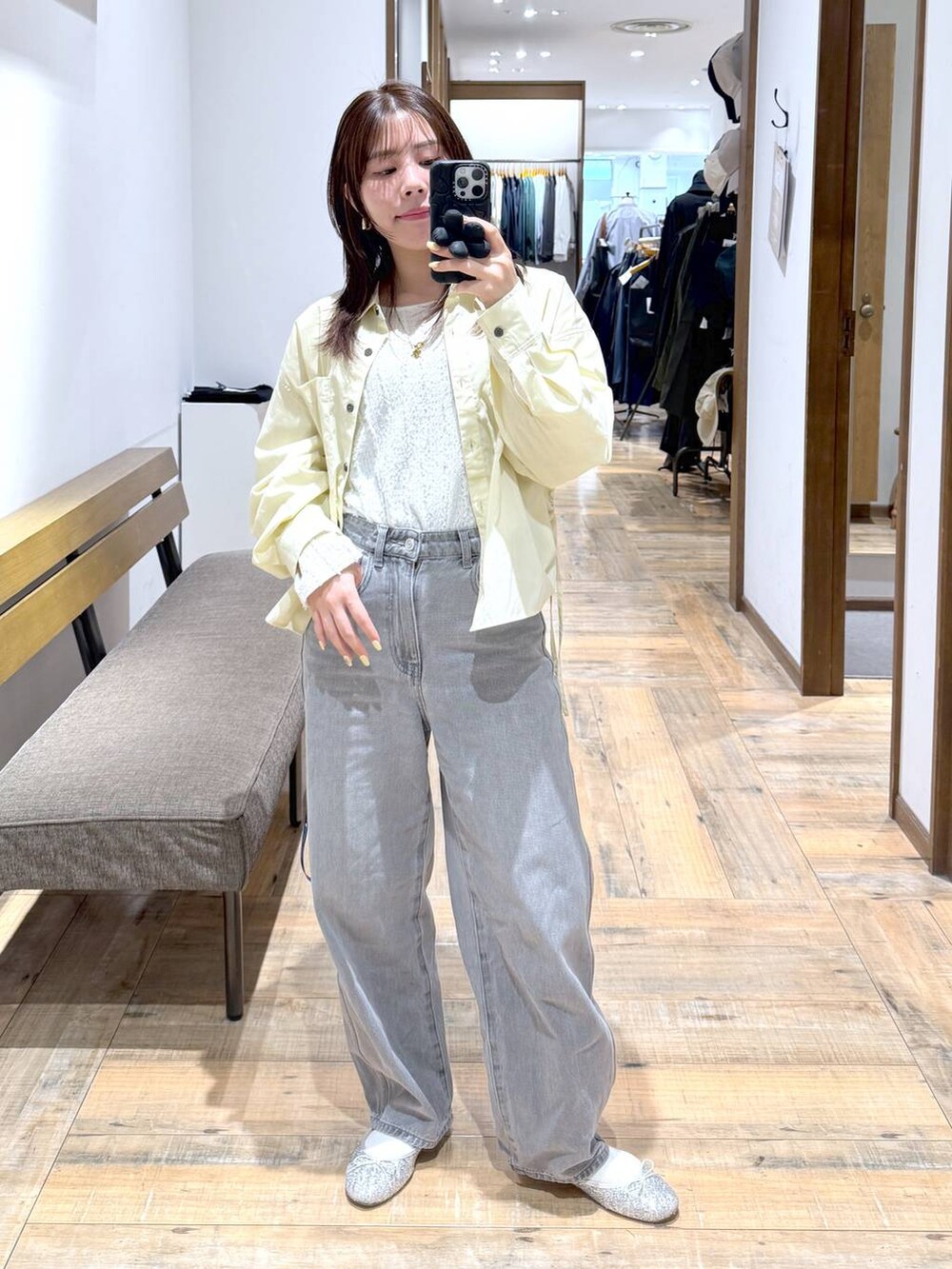 「低身長、体型カバー、カジュアル、低身長_GLOBALWORK、145～150cm_GLOBALWORK、GLOBAL WORK、シャツ、GOOD DENIM_GLOBAL WORK、デニムパンツ、ウエストゴム、ゆったり、ベーシック/シンプル」｜「GLOBAL WORKのGOODデニムバギーパンツ/118365（デニムパンツ、グレー系）」を使った、shizuruさん（レディース・149cm）の春コーディネートの3枚目の写真