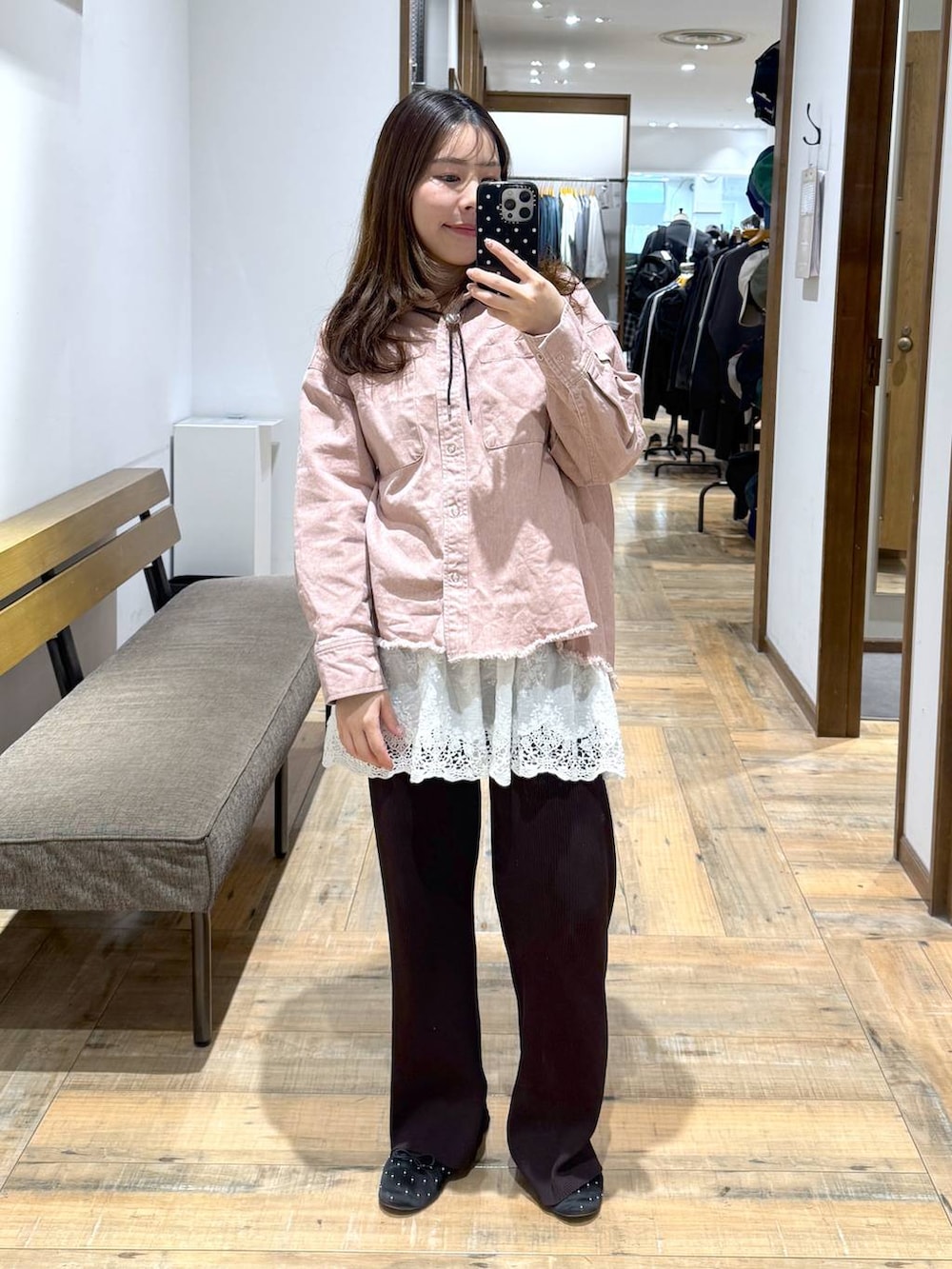ピンク系のシャツ/ブラウス、ブラウン系のその他パンツ、ホワイト系のその他トップスを着用したレディースの春コーディネートの3枚目の写真